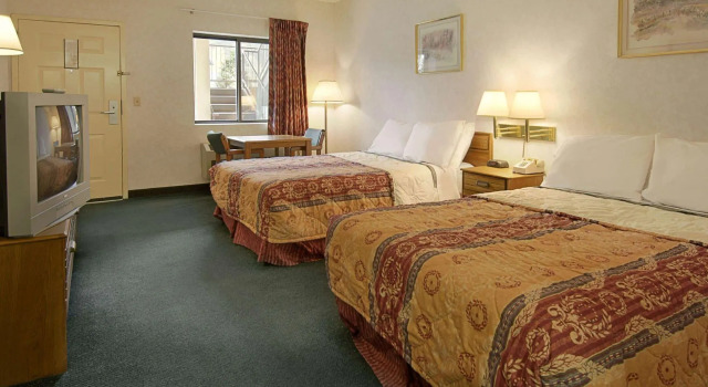 Четырёхместный номер Standard Days Inn by Wyndham Morehead