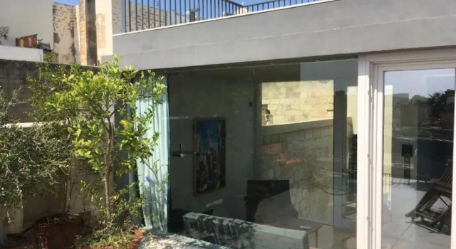 Spacious 1BR Penthouse With a Rooftop Terrace