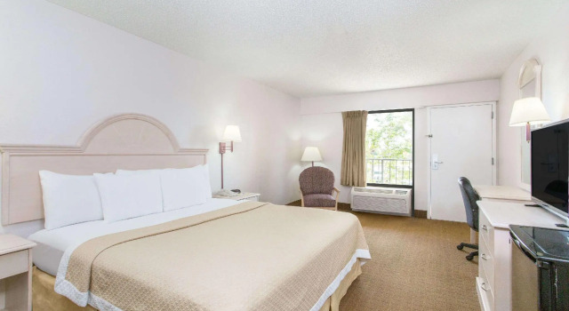Двухместный номер Standard Days Inn & Suites by Wyndham Navarre - near Beaches Hurlburt