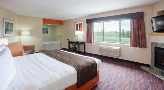 Люкс AmericInn by Wyndham Shakopee Near Canterbury Park