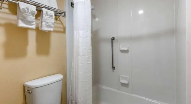 Шестиместный номер Standard Quality Inn & Suites Hanes Mall
