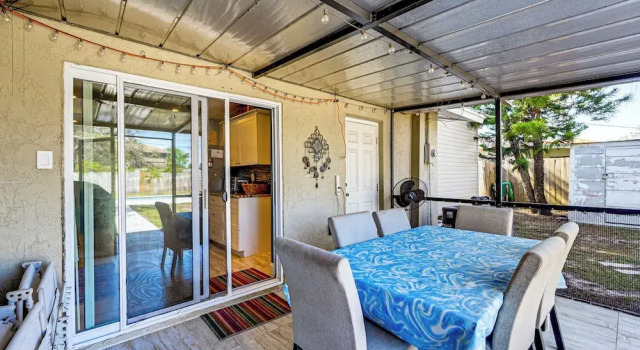 Pet Friendly! Sunny Getaway 3 Mi to Barefoot Beach, Забронировать Отель Бонита-Спрингс Southwest Florida, рядом с Поле для гольфа Бонита Фэйрвейс