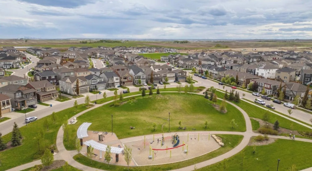 Коттедж с 3 комнатами с балконом A Beautiful Home in Airdrie