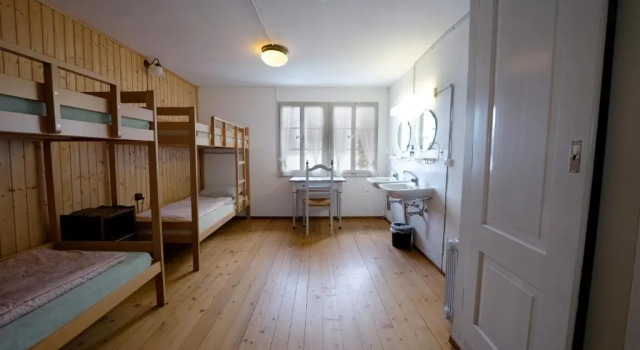 Кровать в общем номере Leissigen Youth Hostel