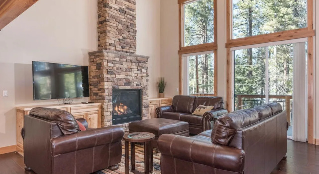 Expansive 6br W/ Hot Tub, Pool Table & 4 Balconies 6 Bedroom Home