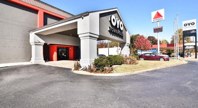 Кровать в общем номере OYO Townhouse Inn Jacksonville near Little Rock Air Force Base