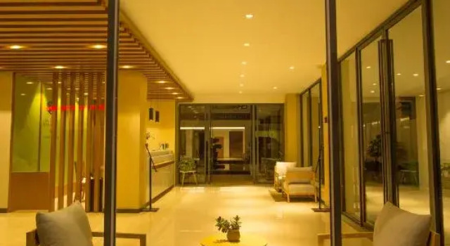 Lihu Residence Resort (Lijiang Tianrui Howard Johnson Resort Huama Street), Book Ferieresort Lijiang Yunnan