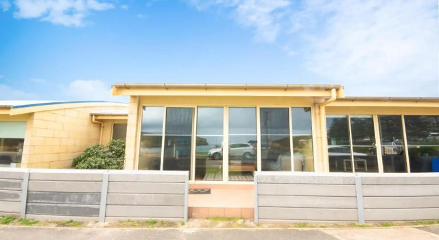 Bayview no 2 - Next to the Beach, Book Apartment  