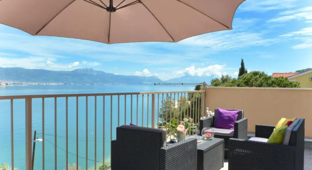 Апартаменты Apartment with a sea view terrace, Čiovo near Trogir