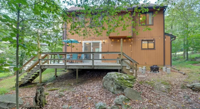 Коттедж Poconos Cabin: Serene Deck, Fire Pit & Game Room