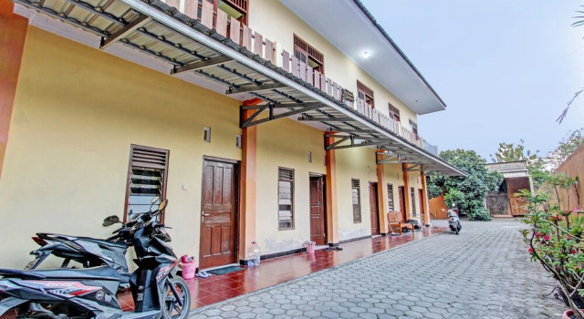SPOT ON 93007 Guest House Lestari, Book Guesthouse Baturetno 