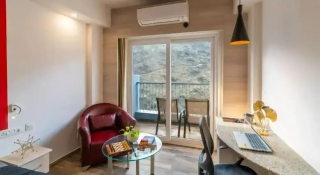 Двухместный номер Premium с балконом и с красивым видом из окна The Hosteller Bam Rishikesh - Poshtel