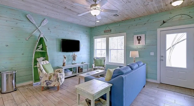 Tropical Blue Wave Home Short Drive to Beach by Redawning