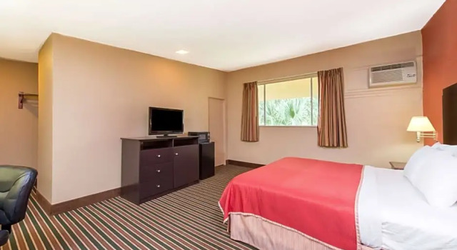 Номер Standard Howard Johnson by Wyndham Historic Lake Charles