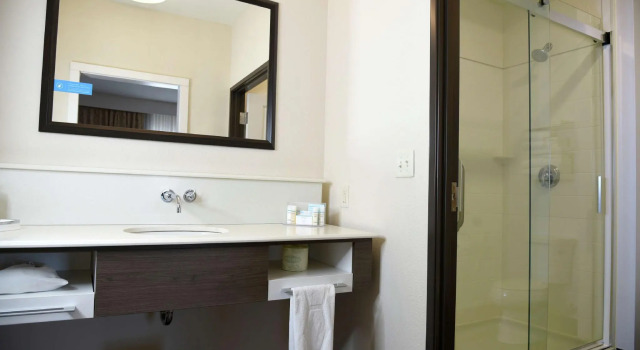 Четырёхместная студия Hampton Inn Kalamazoo