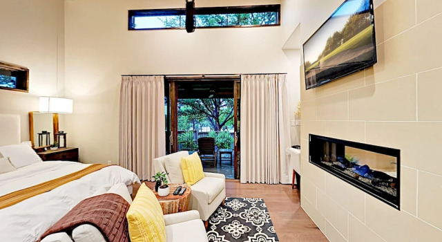 Chic Lake Travis W/pool, Lazy River & Marina 1 Bedroom Cabin, Book Hotel Hoteller i Spicewood med parkering, Parkering