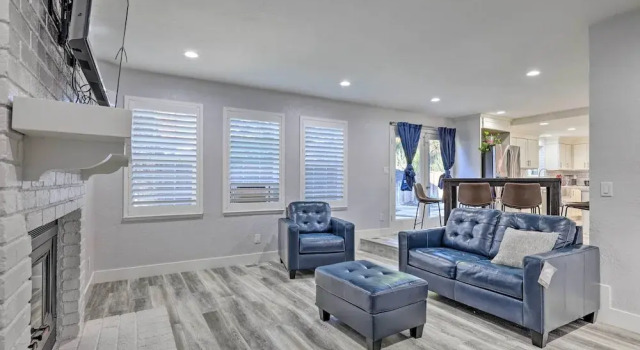 Modesto Home w/ Deck - 2 Mi to Vintage Faire Mall, Đặt Khách sạn Khách sạn ở Modesto có hồ bơi, Hồ bơi