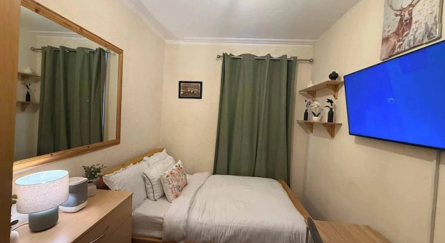 House Sleeps 8 With Parking, Book Feriehus Sommerhuse i Coventry, Hytte