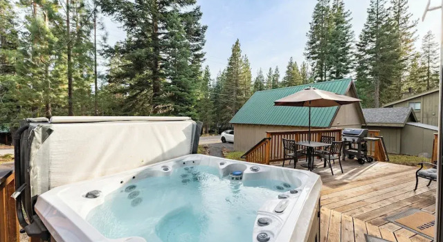 Emerald by Avantstay - Tahoe Donner Mountain Retreat w Large Patio, Забронировать Отель Траки Скво-Вэлли, рядом с Поле для гольфа Coyote Moon