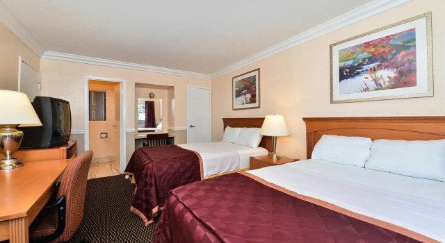 Четырёхместный номер Standard Econo Lodge Oakland Lake Merritt Area