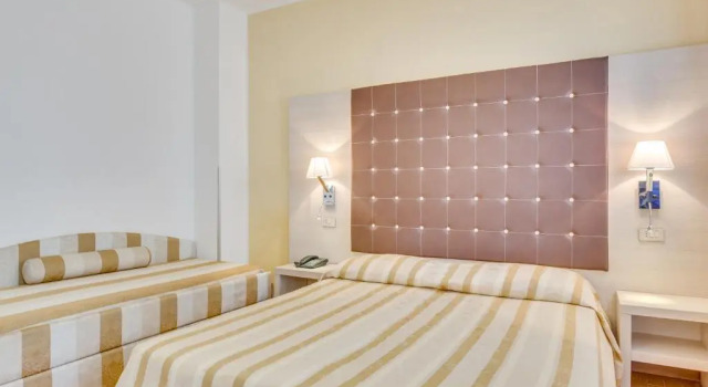 Трёхместный номер Standard Hotel Ambassador
