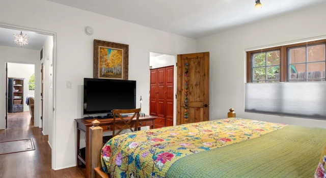 Коттедж с балконом Casa O'keeffe - Five-minute Walk to The Plaza, Quiet Neighborhood, Comfort and Convenience
