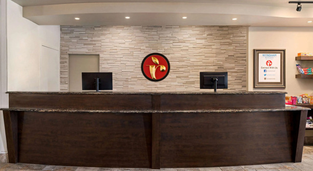 Ramada by Wyndham Cornwall, Buchen Sie Hotel Hotels in Thousand Islands mit Pool, Schwimmbad