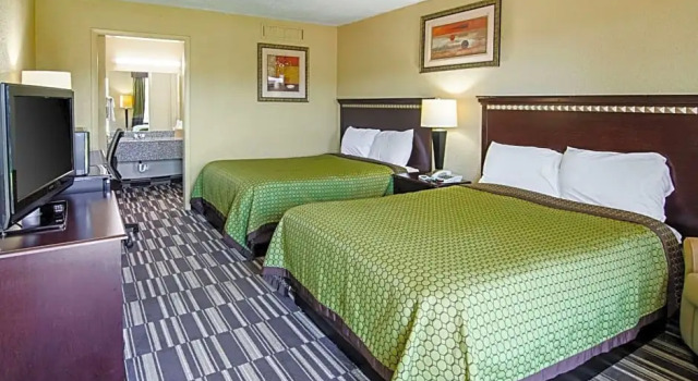 Четырёхместный номер Standard Travel Inn Bristol near State Street