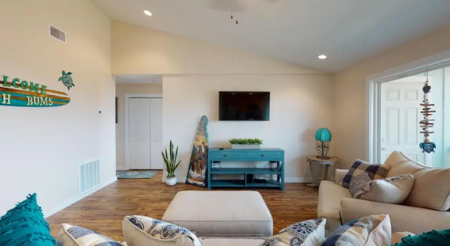 AH-G224 Remodeled Second Floor Condo, Shared Pool & Hot Tub, Near Marina
