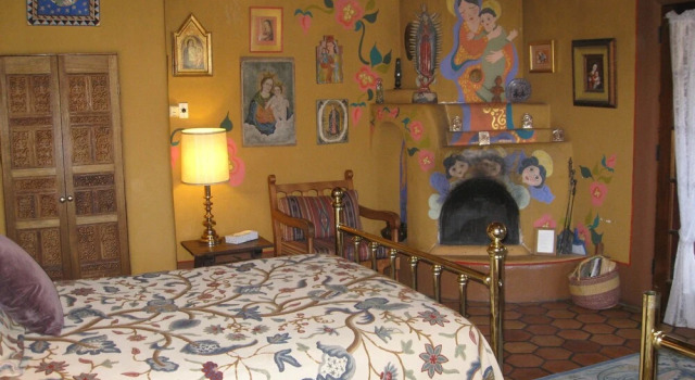 Четырёхместный люкс Deluxe с балконом и с видом на горы La Dona Luz Inn an Historic B&B