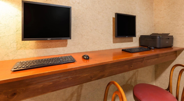 Holiday Inn Express Chelsea, Book Hotel Chelsea Michigan
