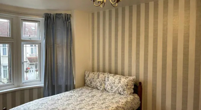 Modern 5 Bedroom Family House - 18 Mins to Station, Забронировать Отель Отели Англии 3 звезды, 3*