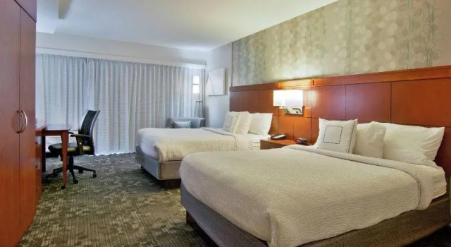 Четырёхместный люкс c 1 комнатой Courtyard by Marriott Clarksville