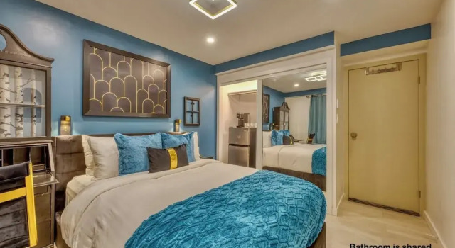 Номер Standard Art Deco Broadway Bedroom (with Shared Common Area)
