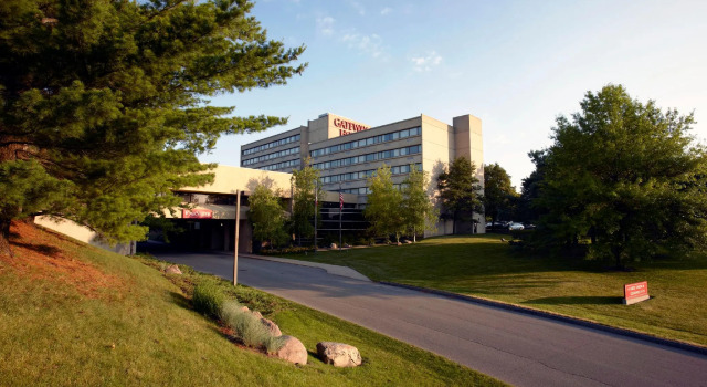 Кровать в общем номере Gateway Hotel and Conference Center