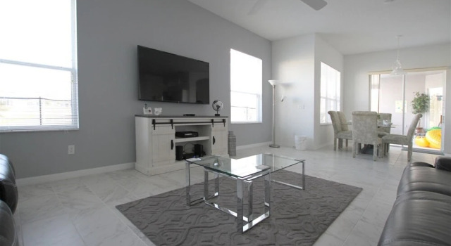 Large 5 bed Villa With South Facing Pool Overlooking Water, Book Villa Hoteller i Four Corners med pool, Swimmingpool
