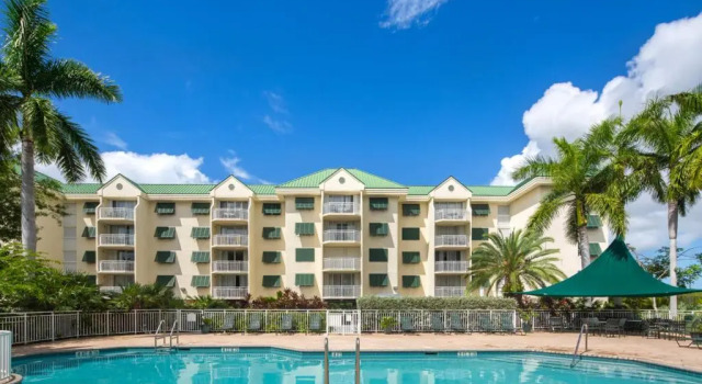 Grand Cayman Suite 309, Забронировать Отель Отели Ки-Уэст с парковкой, рядом с Key West Tropical Forest and Botanical Garden, Парковка