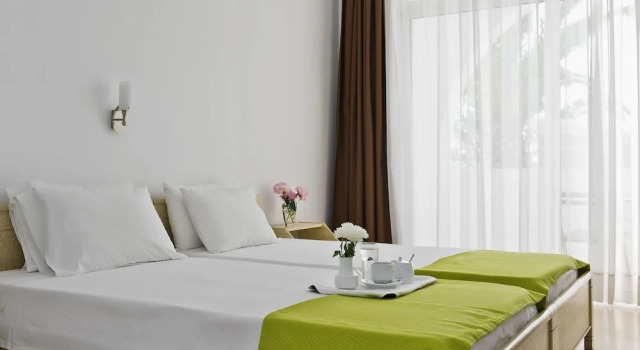 Трёхместный номер Standard с балконом Makarios Hotel