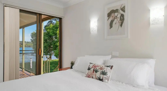 Punt House - riverfront home with ramp access, Rezervovat Hotel Dunbogan Northern Rivers