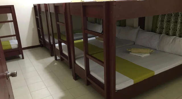 Bett im Wohnheim Wendys Apartelle