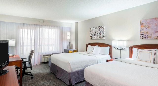 Четырёхместный номер Standard с балконом Courtyard by Marriott Chattanooga Downtown