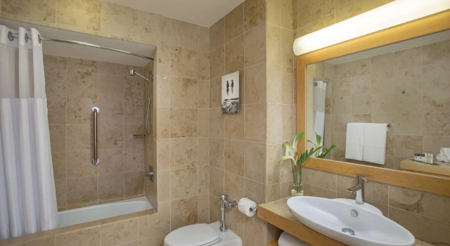 Четырёхместный номер Standard oceanfront Grand Naniloa Hotel, a Doubletree by Hilton