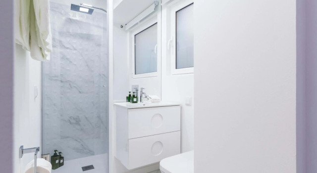 Perfect, Cool, Aircon, 2 beds 2 bath Best Location, Забронировать Отель Санта-Мария-Майор Лиссабон, рядом с Money Museum