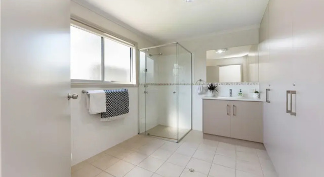 Spacious 3-bed Ground Level Beachside Stay, Book Apartment Middleton South Australia