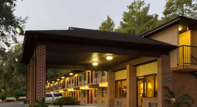 Howard Johnson by Wyndham Tallahassee, Rezerwuj Hotel Hotele w Panhandle Florida ze śniadaniem, Śniadanie
