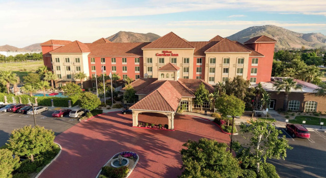 Кровать в общем номере Hilton Garden Inn Fontana