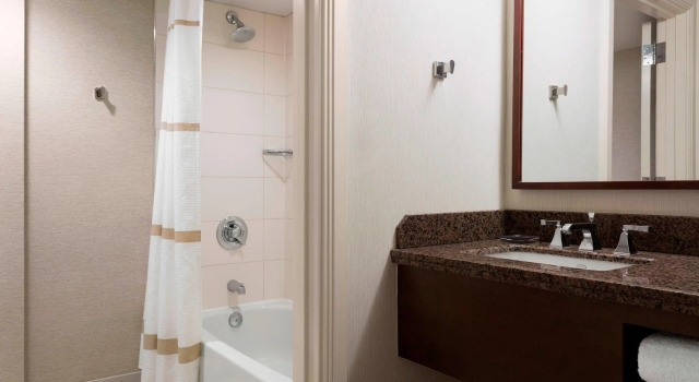 Двухместный клубный номер Standard Cleveland Marriott Downtown at Key Tower