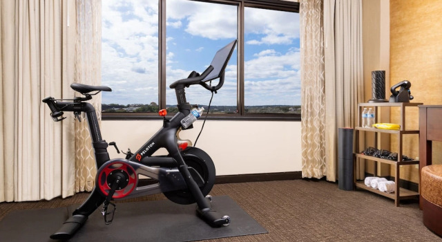 Двухместный люкс двухкомнатный с велотренажёром Отель Embassy Suites by Hilton Austin Downtown South Congress