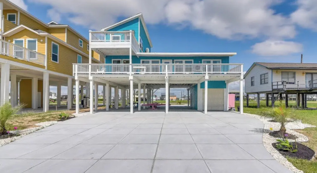 1 Mi to Ocean: Colorful Freeport Beach Rental!