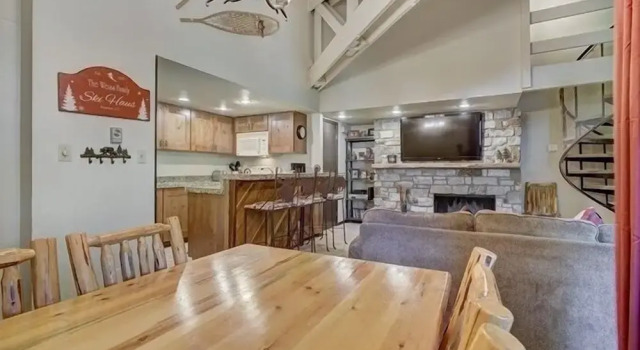 Номер Standard с 2 комнатами Updated 2Br Plus Loft Condo on Shuttle Route! Sleeps 8 & Kids Ski Free by RedAwning